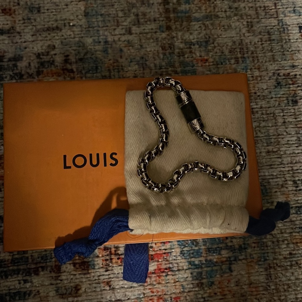 Genuine LV bracket 7.5 inches unisex never used. - Picture 11 of 11
